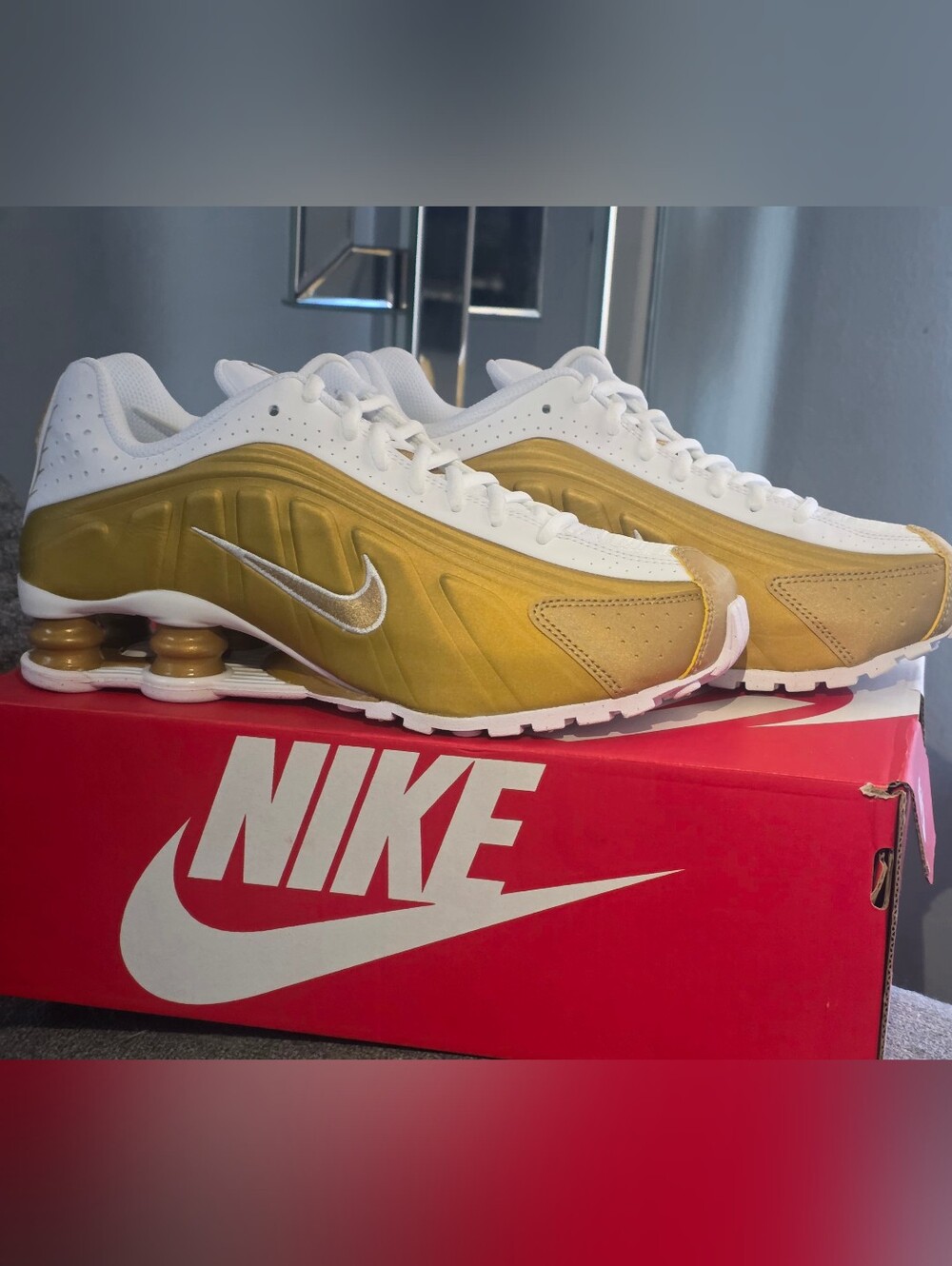 NIB Nike Shox R4 Metallic Gold / White Size 6Y / Women’s 7.5 ( Style CW2626-700)